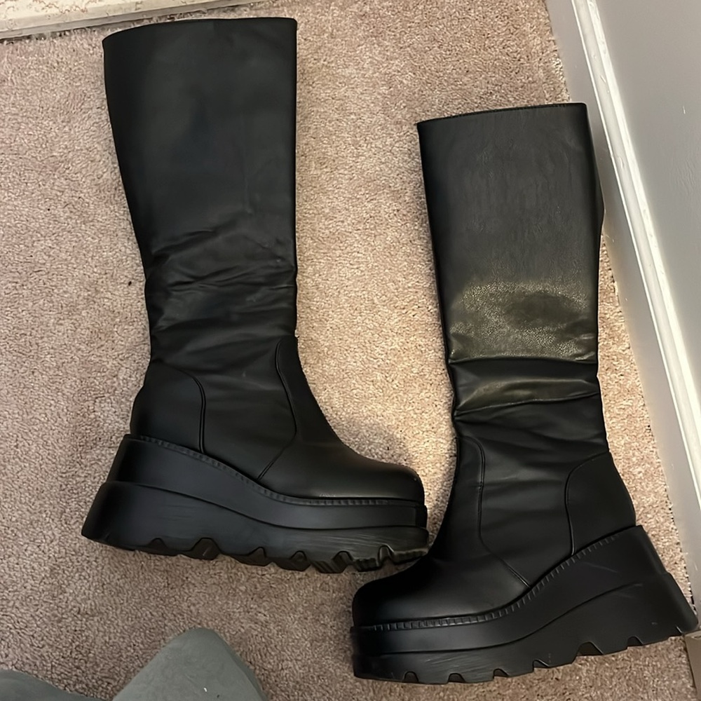 Tall shaft chunky platform boots size 8 black